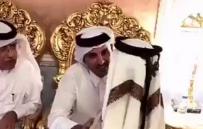 شاهد بالفيديو..أمير قطر يفاجئ طفلا بعد سؤال غير متوقع...؟!