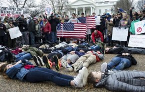 تحصن دانش آموزان مقابل کاخ سفید در اعتراض به موضع ترامپ در قبال آزادی سلاح
