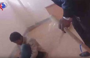 بالفيديو؛ معلم يعاقب تلاميذه بهذه الطريقة المرعبة في ليبيا