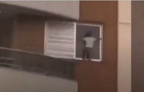 فيديو يحبس الأنفاس.. طفل يلعب على حافة نافذة بالطابق التاسع لمبنى سكني