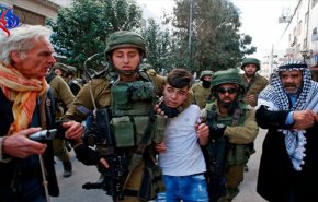 بالفيديو.. اعتقال طفل فلسطيني يوثق انتهاكات الاحتلال