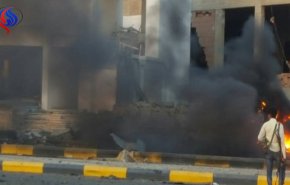 بالصور....مقتل وإصابة 59 شخص حصيلة تفجيرين انتحاريين استهدفت مبنى أمني بمدينة عدن 