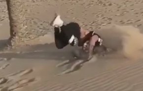بالفيديو.. سقوط مروع لشاب حاول استعراض مهاراته في القفز