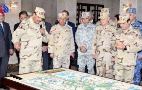 لماذا ارتدى الرئيس المصري زيا عسكريا؟