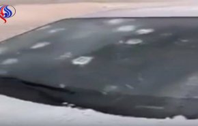 شاهد..  لحظة تحطم زجاج سيارة بسب حبات البرد في السعودية