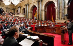 برلمان كاتالونيا يتهم مدريد بالتسلط ويدافع عن بوتشيمون