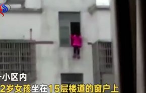 كاميرا ترصد النهاية المفاجئة لطفلة تقفز من الطابق الـ14!!