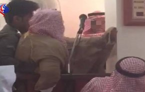 فيديو.. لحظة إنزال خطيب سعودي من على المنبر بالقوة