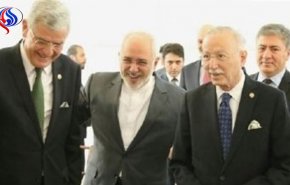  ظريف يبحث مع رئيس لجنة السياسة الخارجية في البرلمان التركي عملية آستانة