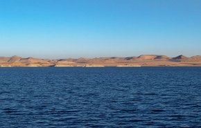 مصر ترفع حالة التأهب للسيطرة على بقعة زيت في أكبر بحيرة صناعية بالعالم!