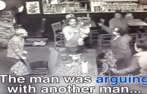 مشهد صادم: رجل يضع طفلته وسط شجار عنيف في مطعم!!