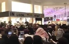شاهد: مشاجرات وإصابات  وحالات إغماء.. كلها بسبب حضور عربية معروفة بمول في السعودية !!