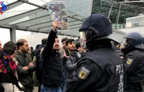 متظاهرون اكراد يشتبكون مع الشرطة الالمانية ويعطلون حركة القطارات في بريطانيا