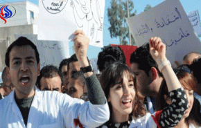 الأطباء الشبان فى تونس يتظاهرون للحصول على شهاداتهم