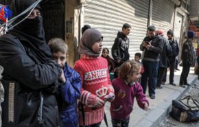 بالصور.. اسعافات اولية للمدنيين الخارجين من الغوطة الشرقية 