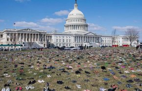 الأميركان يضعون 7000 زوج من أحذية الأطفال خارج مبنى الكونغرس + فيديو