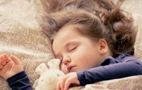 طفلة تفقد القدرة على النوم أكثر من 90 دقيقة يوميا