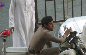 بالفيديو...  شرطي سعودي متعصب يثير حالة من الجدل!
