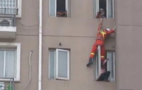 شاهد كيف أنقذ رجل إطفاء سيدة من الانتحار !!