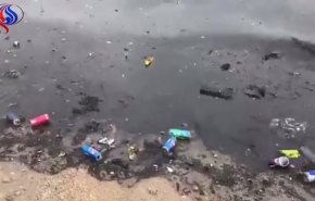فيديو صادم/ كويتي يرصد مياه البحر وهي سوداء