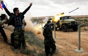 اشتباكات بين الجيش اللیبي والجماعات المتطرفة في المحور الجنوبي لدرنة