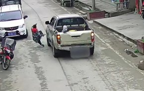 شاهد بالفيديو: أم صينية تنقذ طفلها بأعجوبة من حادث دهس...