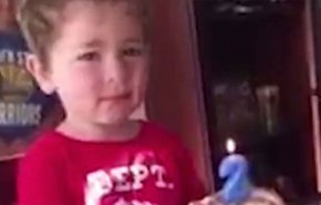 فيديو طريف لطفل صغير يبكي في عيد ميلاده بسبب عمره!