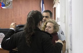 ناشطة إسرائيلية تصفع جنديا خلال محاكمة التميمي.. والسبب؟!