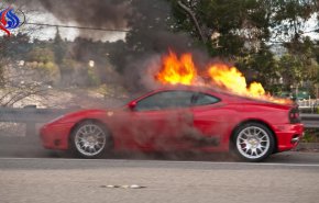 دیوانه ای که با آرامش ماشین آتش می زند!+ فیلم