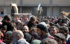 خروج 4300 مدني عبر ممر مخيم الوافدين في الغوطة