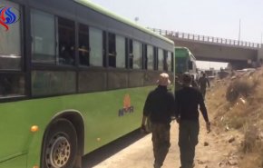 بالفيديو.. الباصات الخضراء تدخل عربين في الغوطة لاخلاء المسلحين