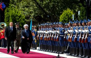 استقبال رسمي للرئيس الايراني في قصر اذربيجان الرئاسي
