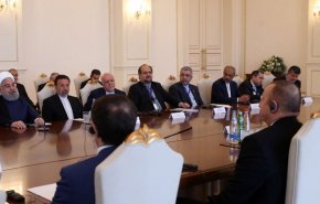 روحاني يقترح استخدام العملة الوطنية في المبادلات التجارية مع اذربيجان