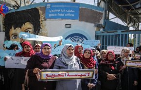 لاجئات غزة يتظاهرن ضد إيقاف 