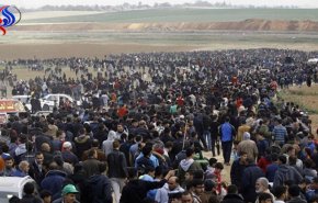 مئات الفلسطينيين يزيلون السياج الامني شرق البريج
