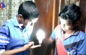 شاهد بالفيديو.. صبي هندي يضيء مصباحاً بمجرد لمسه!