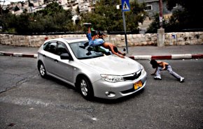 مستوطن يدهس 3 طلاب فلسطينيين شمال القدس