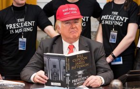 عکس/ فردی شبیه به ترامپ در مراسم فروش رمان " رییس جمهور گم شده" در لندن