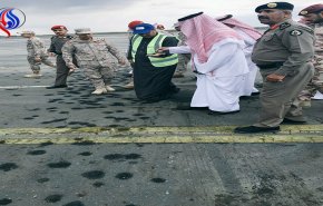 أمير سعودي يتفقد مطار أبها بعد استهدافه بطائرة يمنية