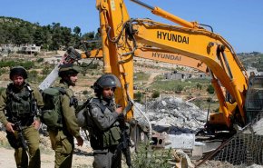 آليات الاحتلال تهدم منشآت فلسطينية غرب رام الله 