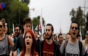 تظاهرات في اليونان ضد العدوان الثلاثي والمحتجون يحاولون اسقاط تمثال ترومان