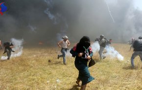 قوات الاحتلال تطلق قنابل الغاز على حدود غزة

