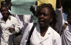 دولة إفريقية تفصل جميع الممرضات عن العمل بسبب إضراب!