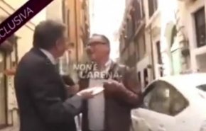 بالفيديو.. وزير إيطالي يصفع صحفيّا على الهواء