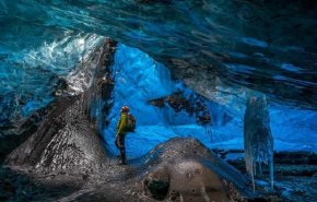 غار جليدي في ايسلندا