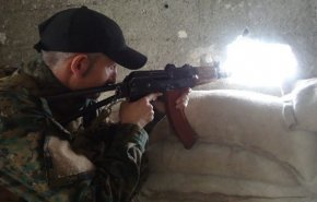 من الجبهة.. جندي سوري يعلّم طفله كيف يكون بطلا