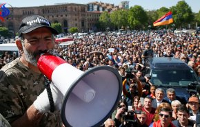 درخواست رهبر اپوزیسیون ارمنستان برای نافرمانی مدنی/ هواداران پاشینیان خیابان‌های ایروان را مسدود کردند
