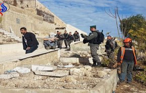 الاحتلال الصهيوني لليوم الرابع ينتهك حرمة مقبرة باب الرحمة بالقدس