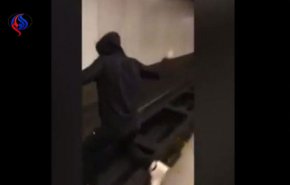 بالفيديو.. شاب يلقي بنفسه أسفل قطار لسبب غريب!!