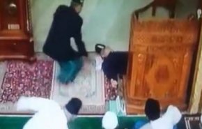 بالفيديو.. وفاة إمام مسجد أثناء إلقاءه خطبة الجمعة
